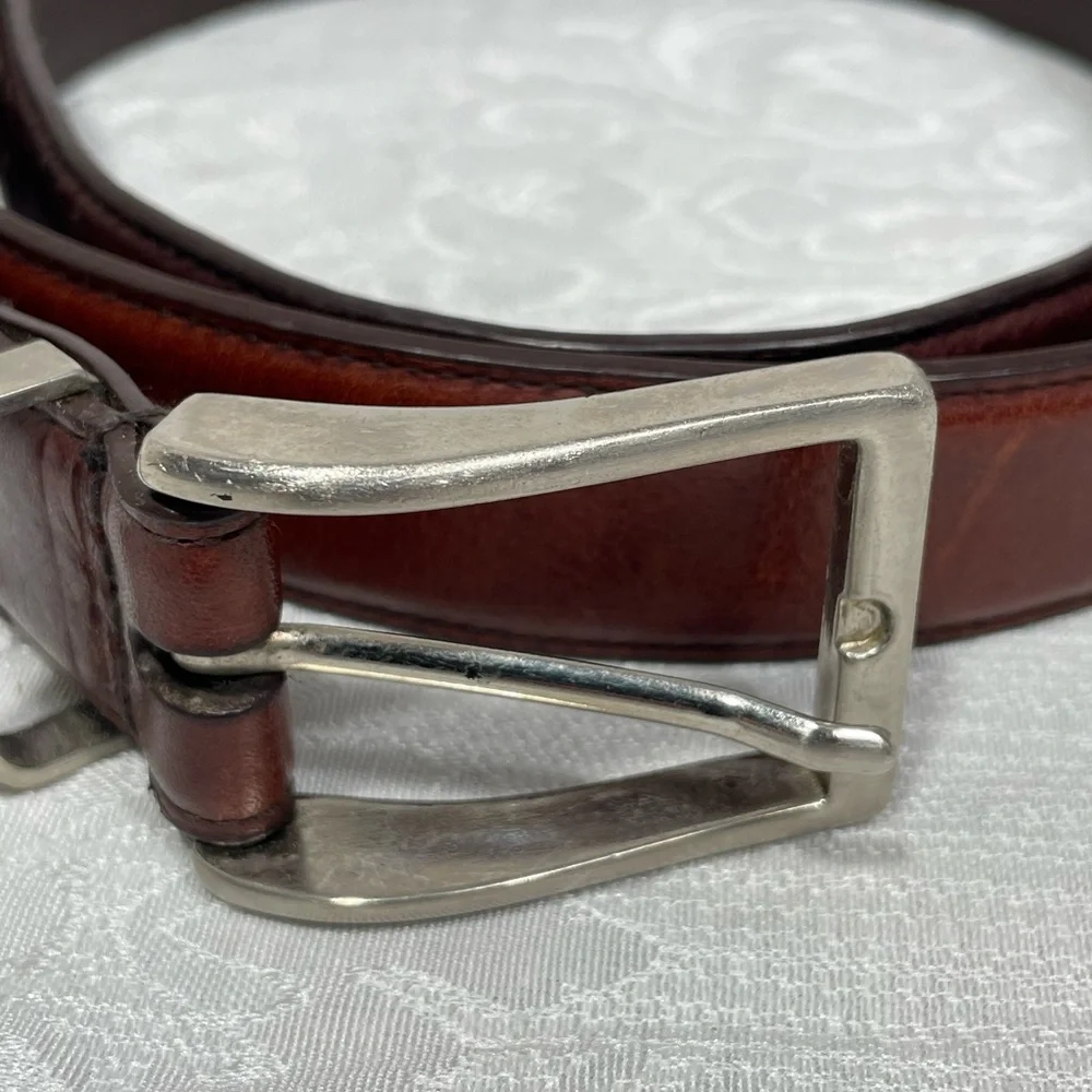 Dockers Men's Classic Brown Leather Belt Size 42 with Silver Tone Buckle.